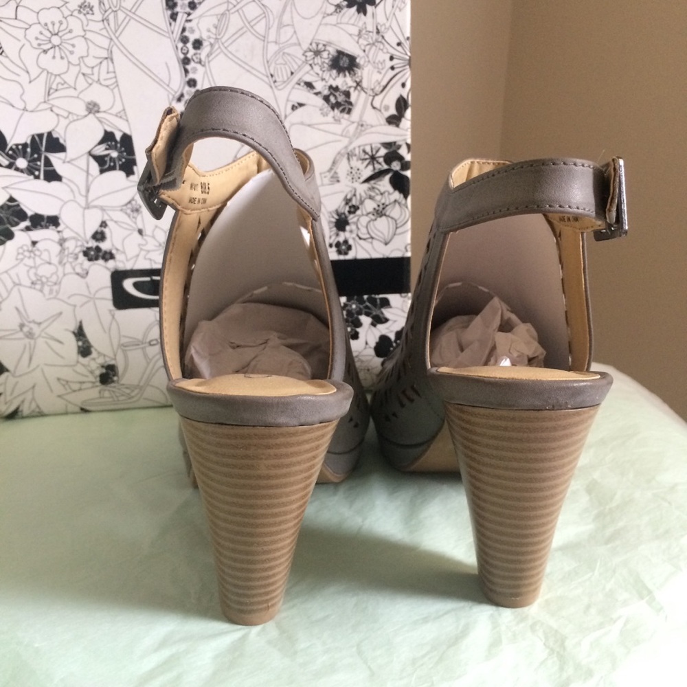 💎New 💎CL by Laundry Lasercut Sandal Pumps - Picture 5 of 6